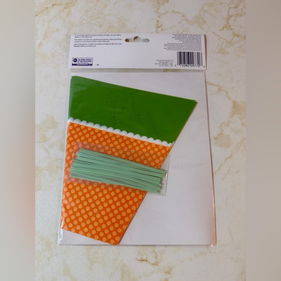 Wilton Carrot Design Party Favor Bags - Vibrant Orange and Green - Picture 2 of 2